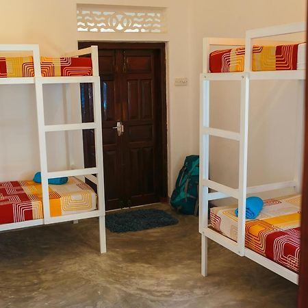 Hostel First Mirissa Esterno foto